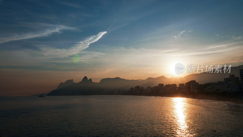 里约热内卢和 Morro Dois Irmaos 的日落